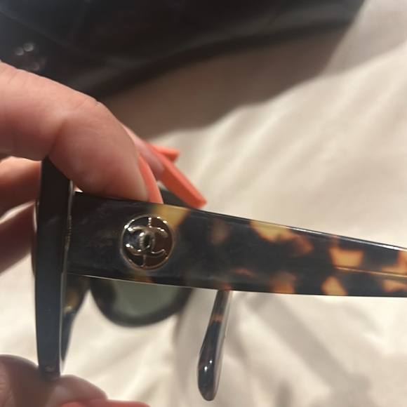 CHANEL Tortoise Shell Sunglasses with Case - Picture 4 of 12